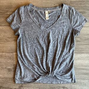 Allison Joy Women’s Gray V-Neck Short Sleeve T-Shirt with Twist Front Hem Size M
